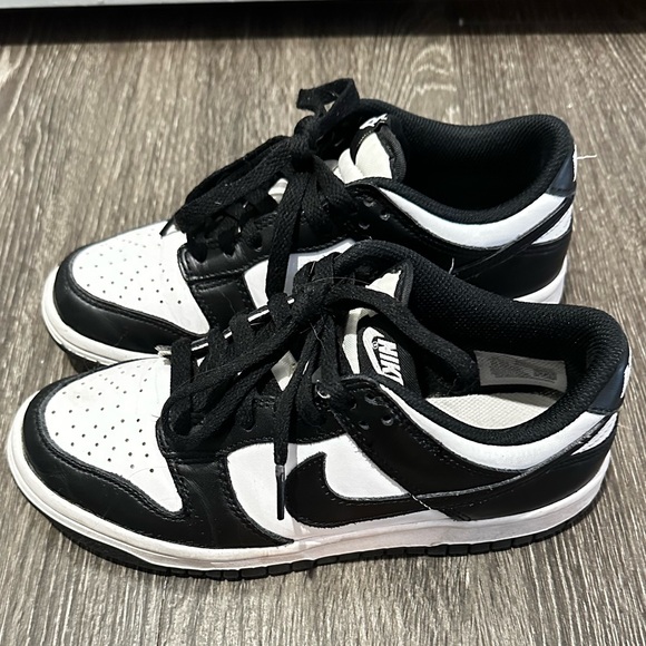 Woman’s Nike 🐼 
In perfect condition 
I will clean them before delivery - Picture 2 of 7